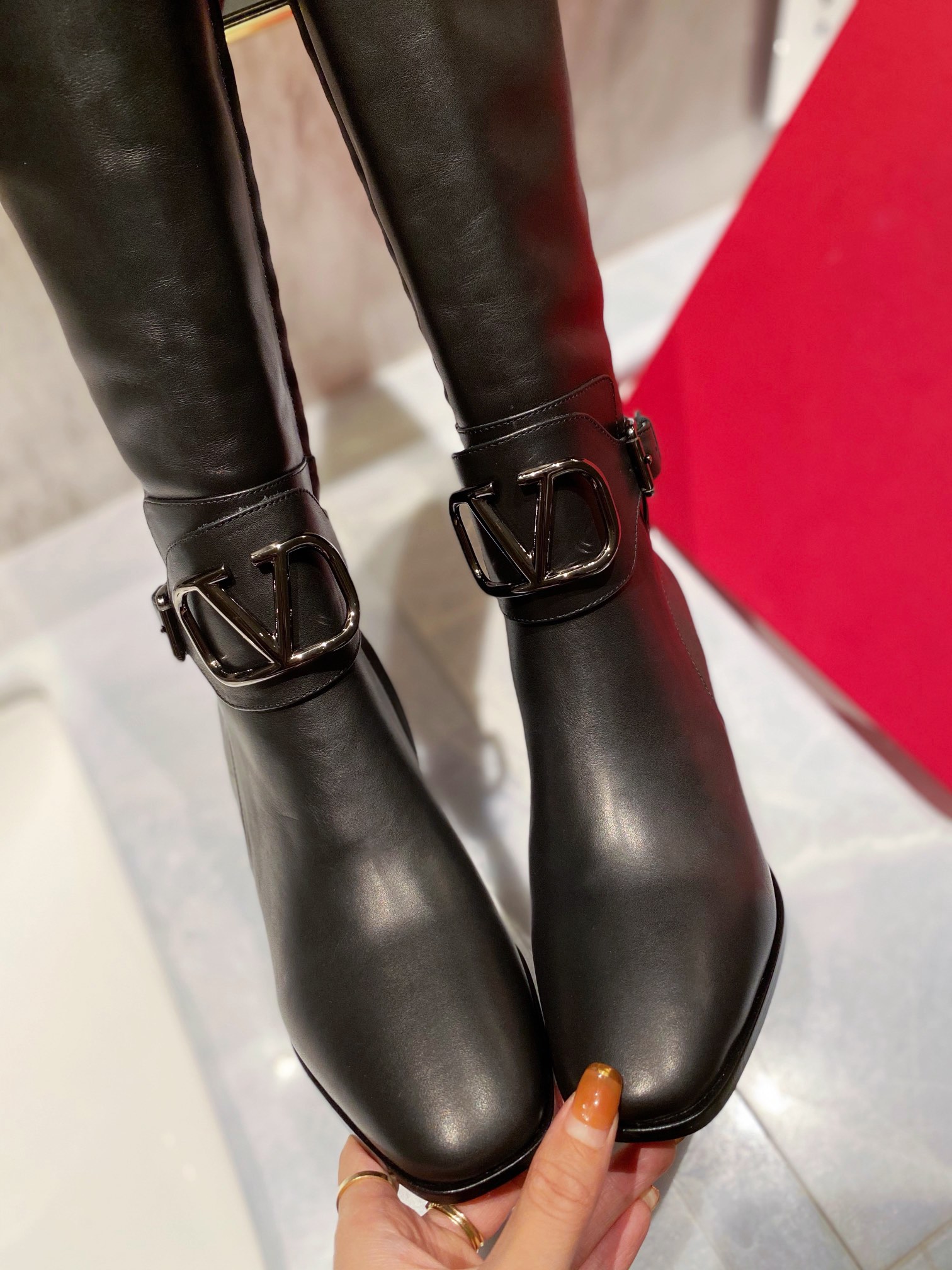 Women 𝑉*𝐴𝐿𝐸𝑁𝑇𝐼𝑁𝑂 Top Sneakers