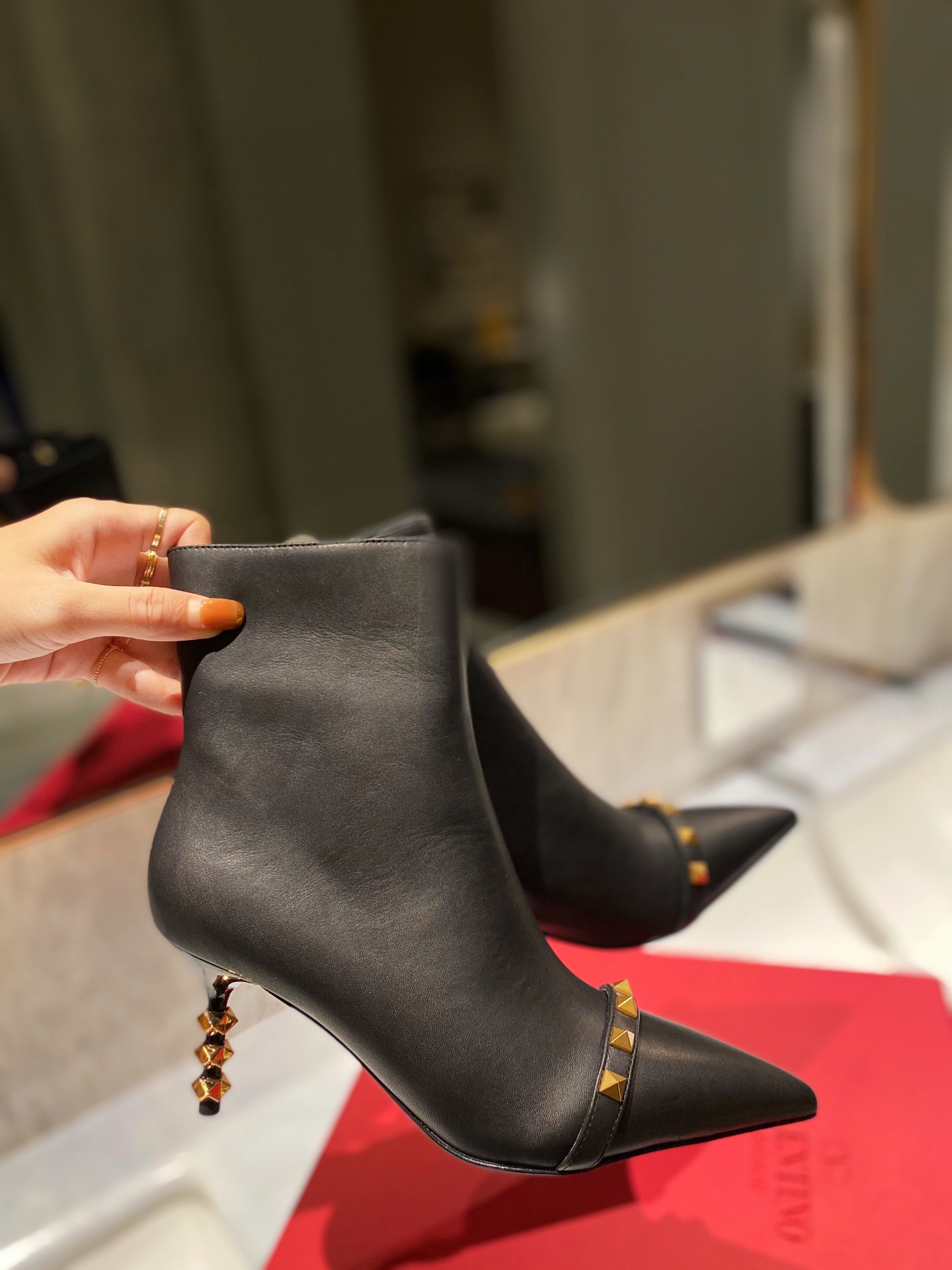 Women 𝑉*𝐴𝐿𝐸𝑁𝑇𝐼𝑁𝑂 Top Sneakers