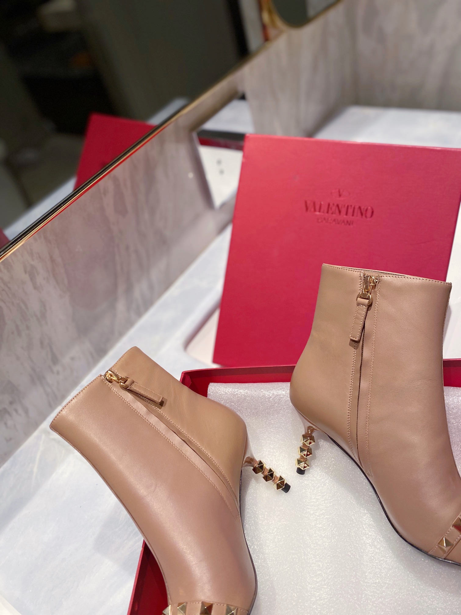 Women 𝑉*𝐴𝐿𝐸𝑁𝑇𝐼𝑁𝑂 Top Sneakers