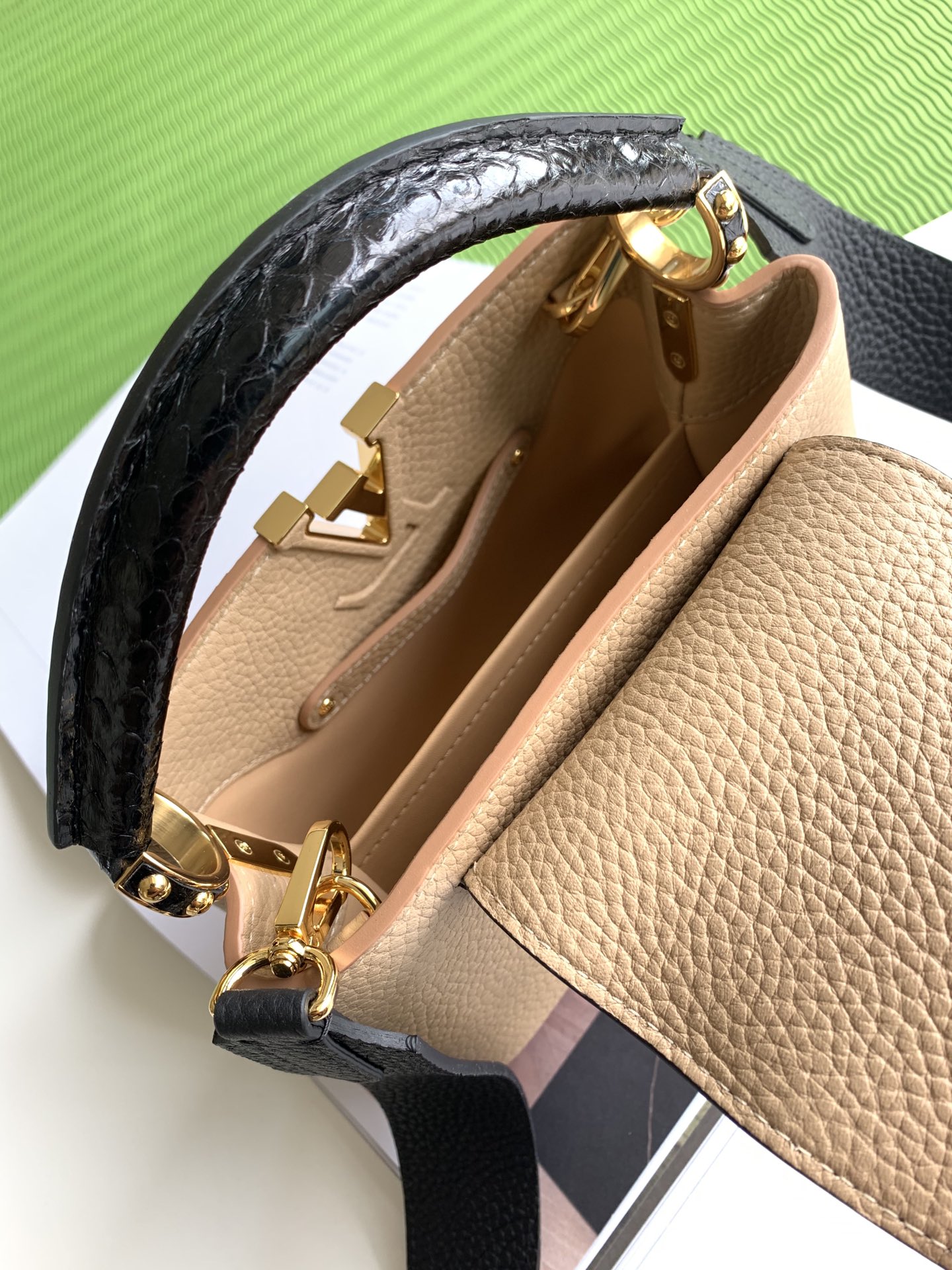 L*ouis V*uitton Top Bag 21x14x8cm