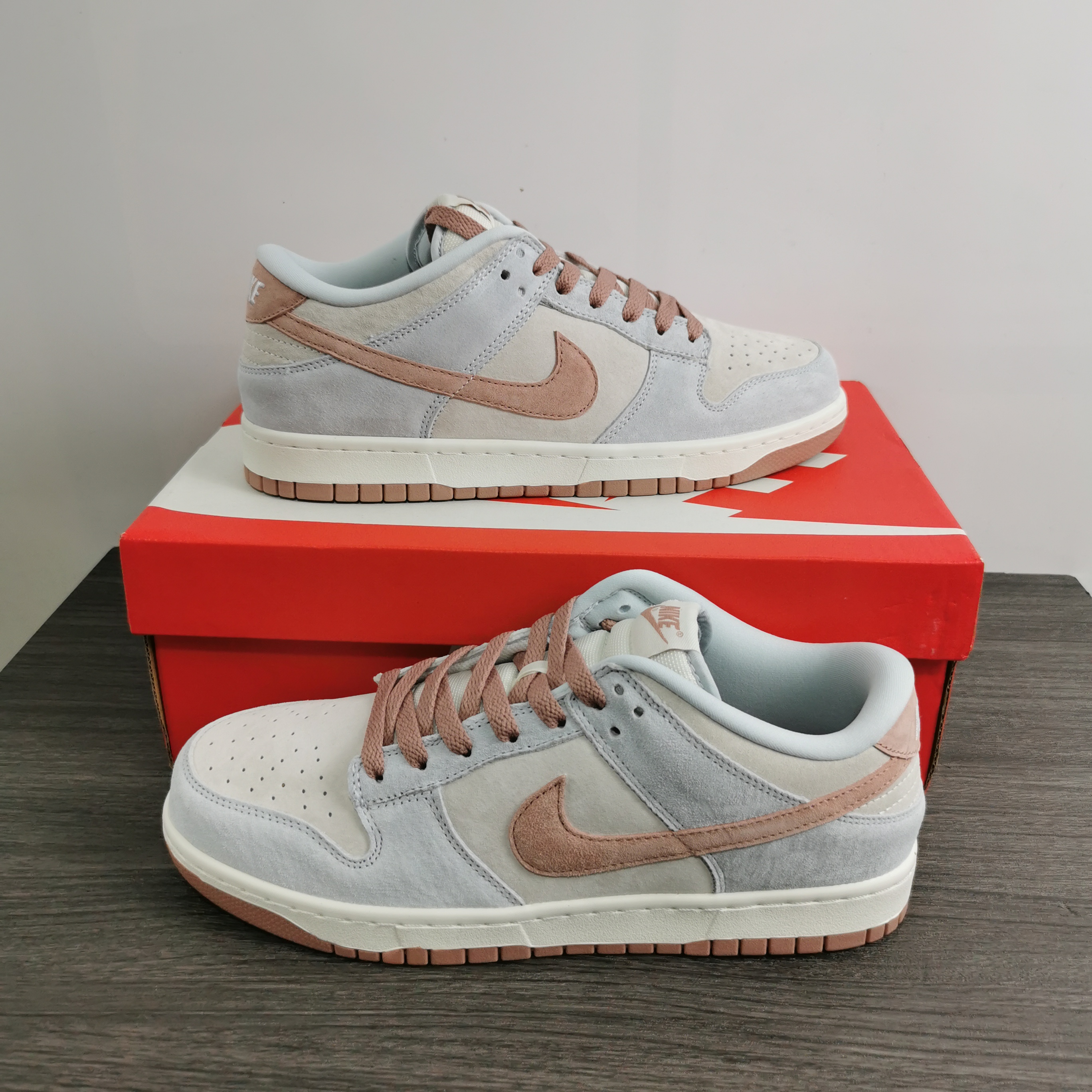 from Nike dunk SB Low Fossil Rose DH7577-001