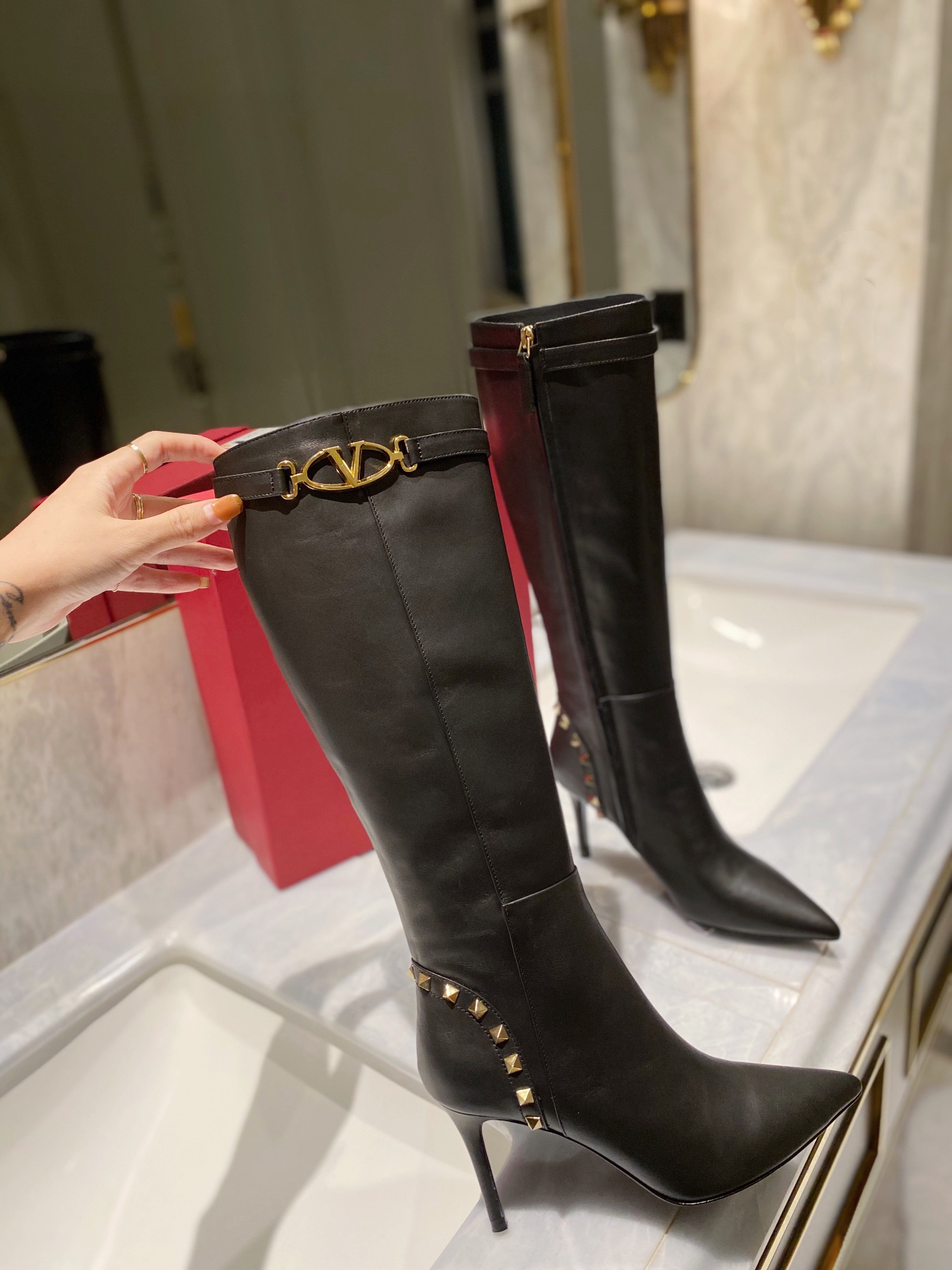 Women 𝑉*𝐴𝐿𝐸𝑁𝑇𝐼𝑁𝑂 Top Sneakers