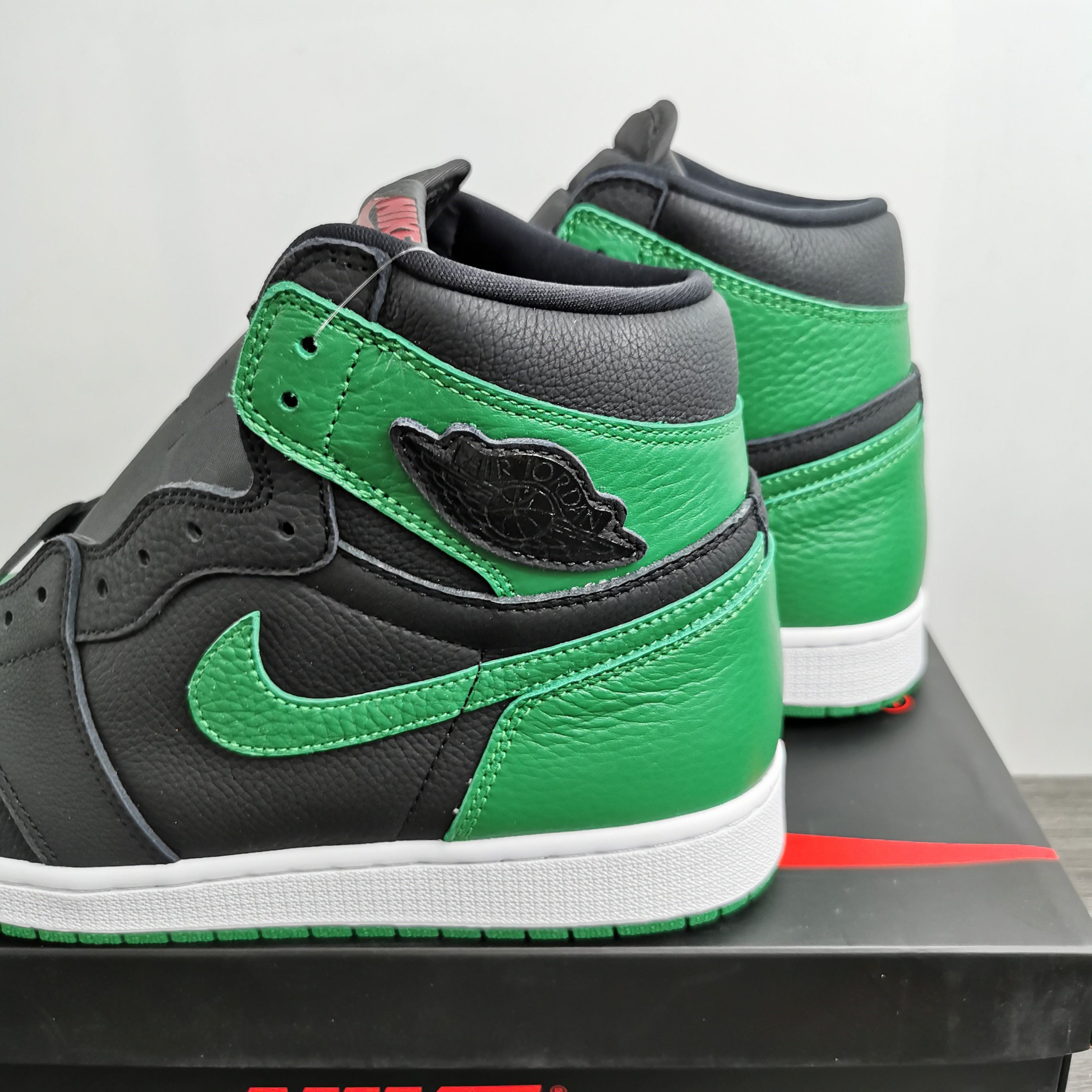 Air Jordan 1 Retro High OG Pine Green 555088-030