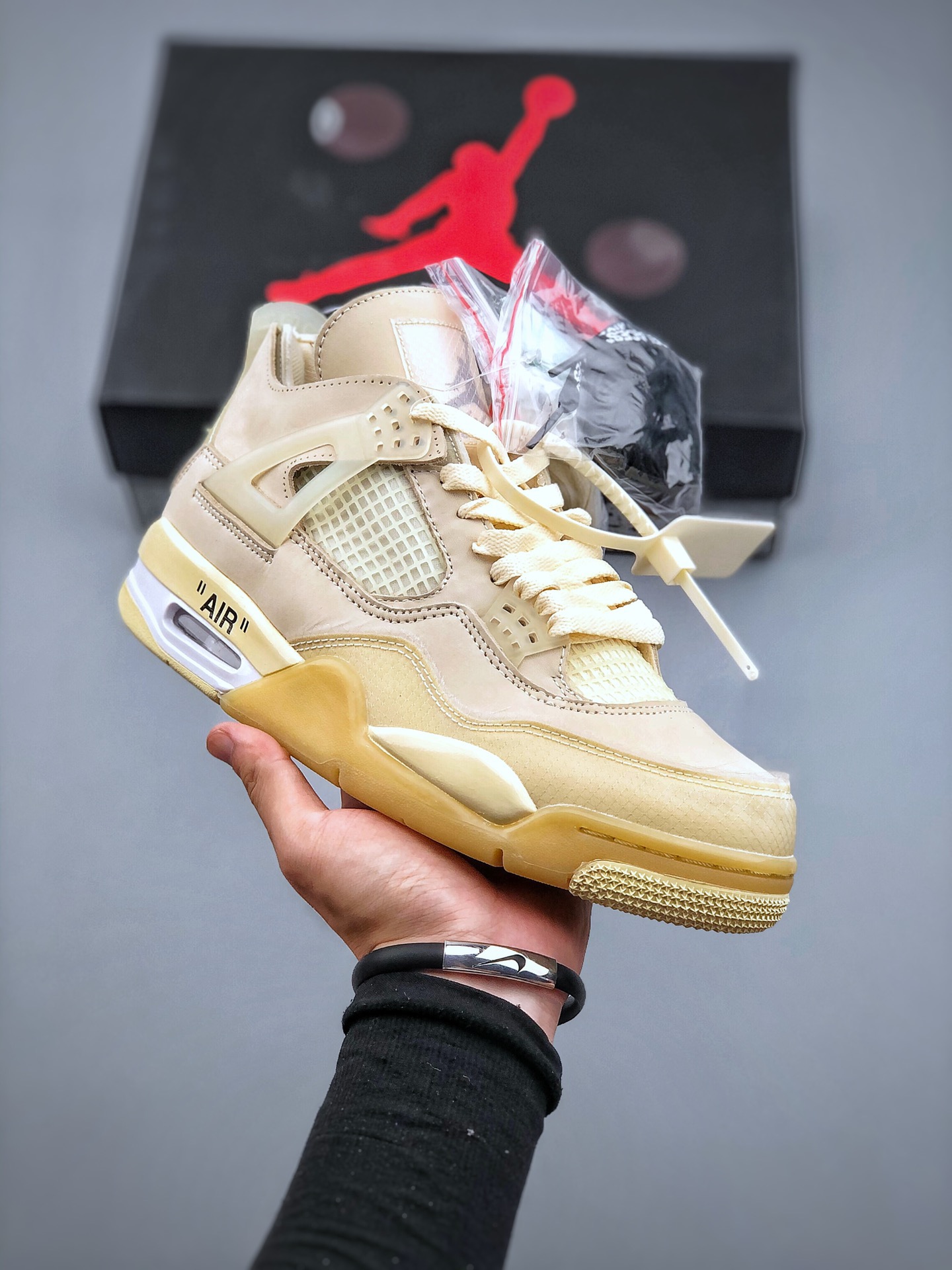 OFF-WHITE x Air Jordan 4 “sail”ow
