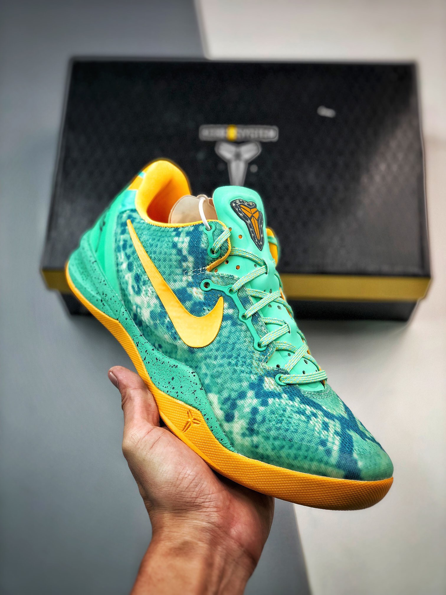 NIKE Kobe 8 green glow