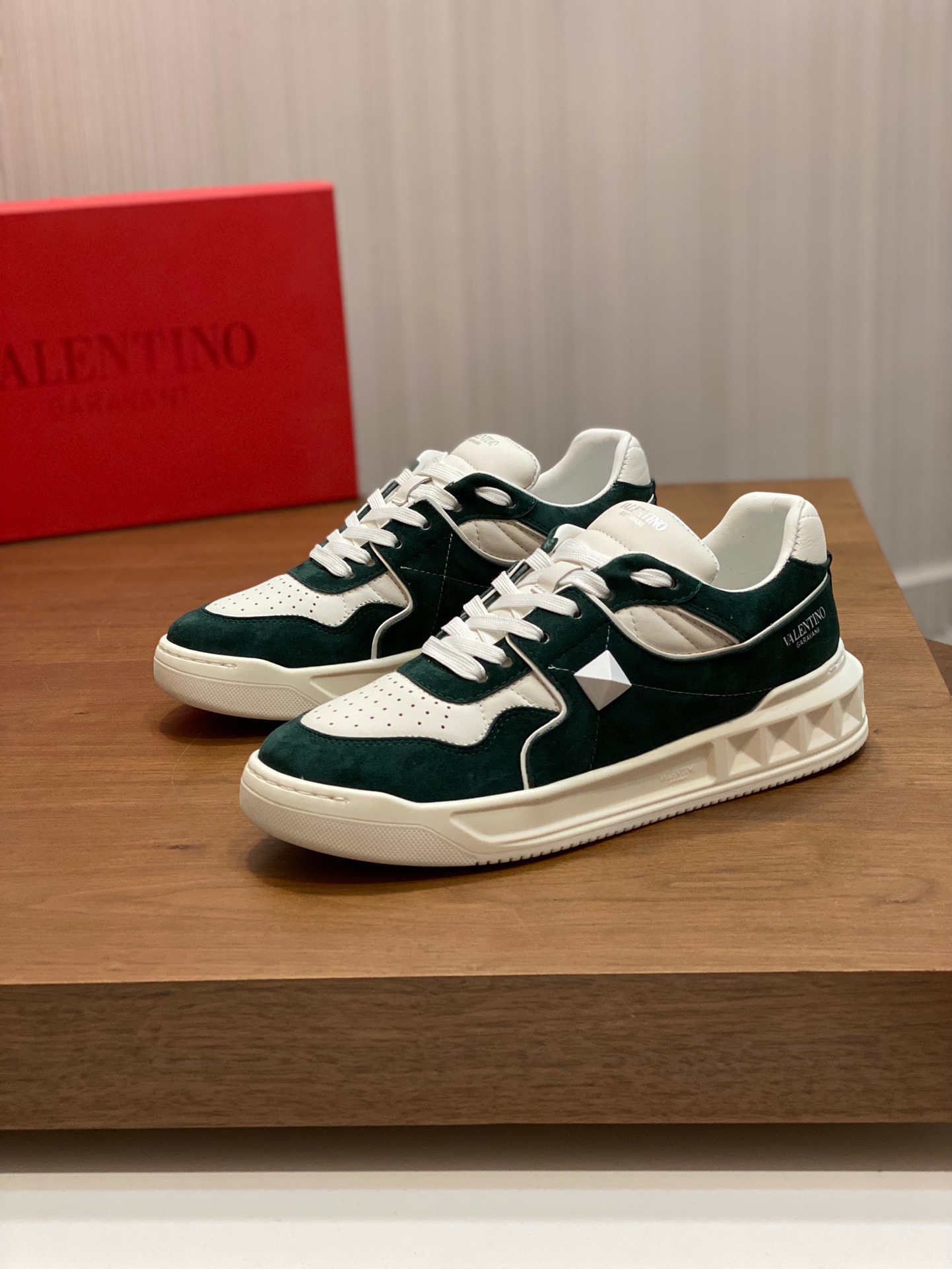 Men Women 𝑉*𝐴𝐿𝐸𝑁𝑇𝐼𝑁𝑂 Top Sneaker