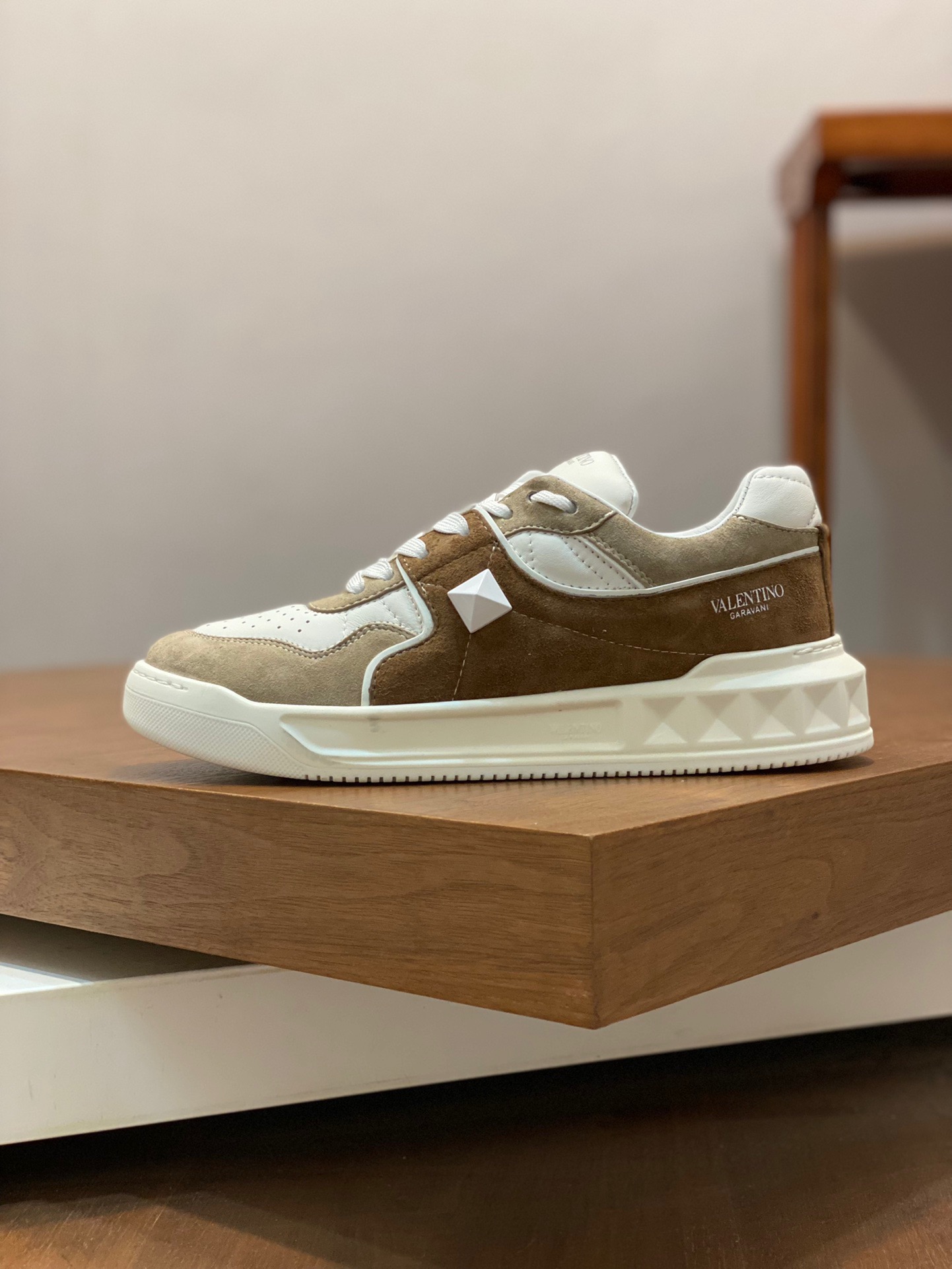 Men Women 𝑉*𝐴𝐿𝐸𝑁𝑇𝐼𝑁𝑂 Top Sneaker