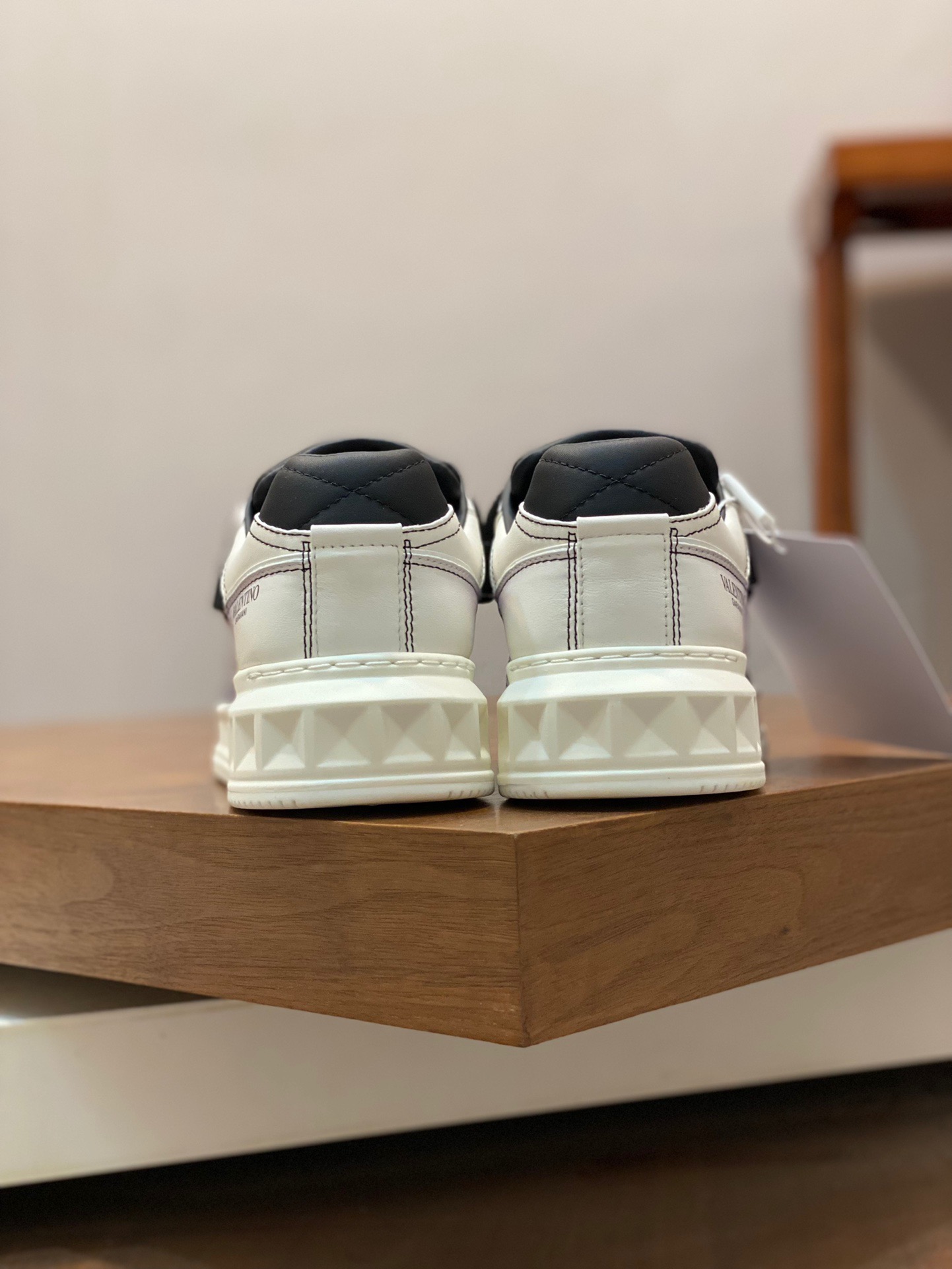 Men Women 𝑉*𝐴𝐿𝐸𝑁𝑇𝐼𝑁𝑂 Top Sneaker