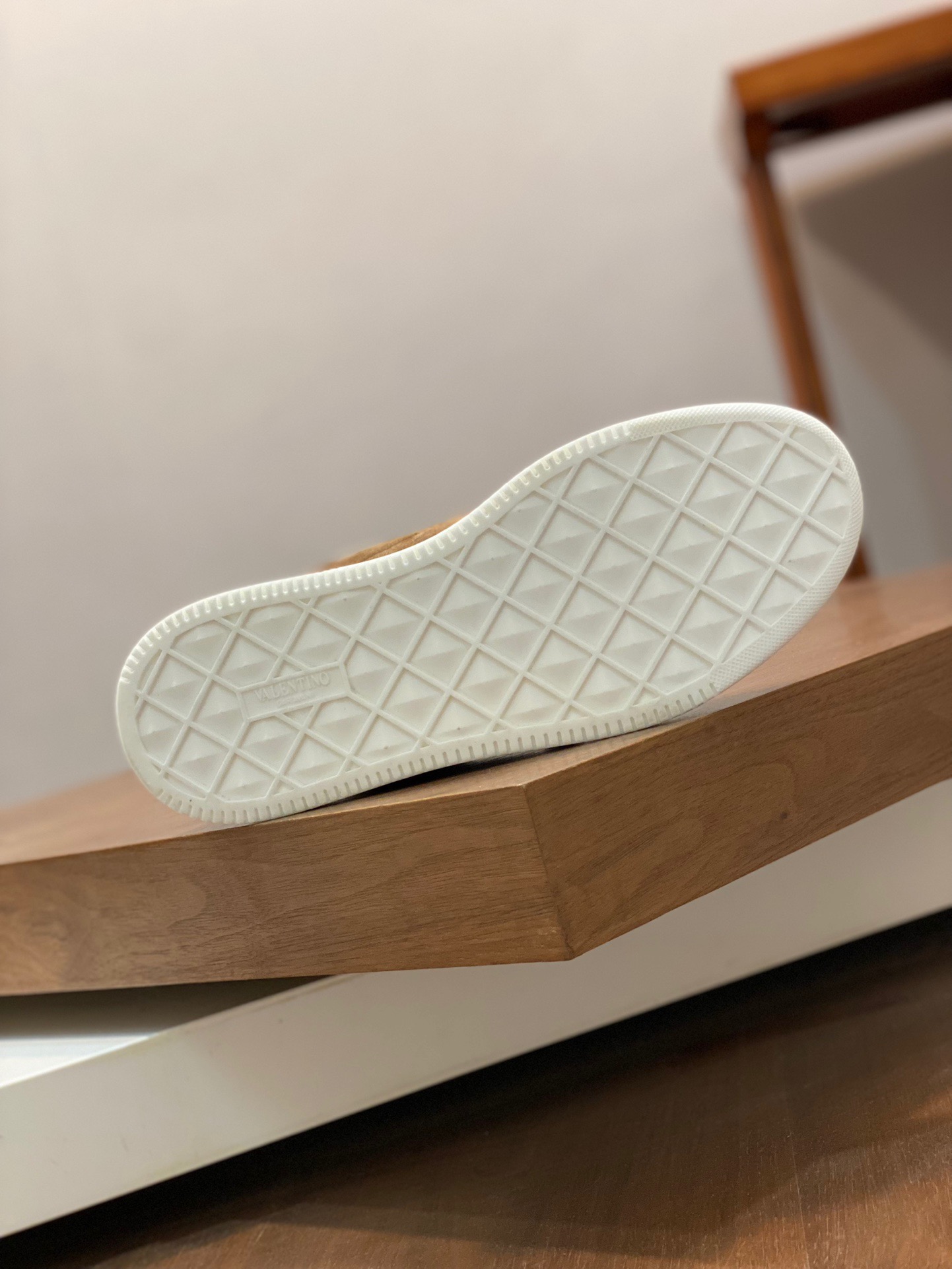 Men Women 𝑉*𝐴𝐿𝐸𝑁𝑇𝐼𝑁𝑂 Top Sneaker