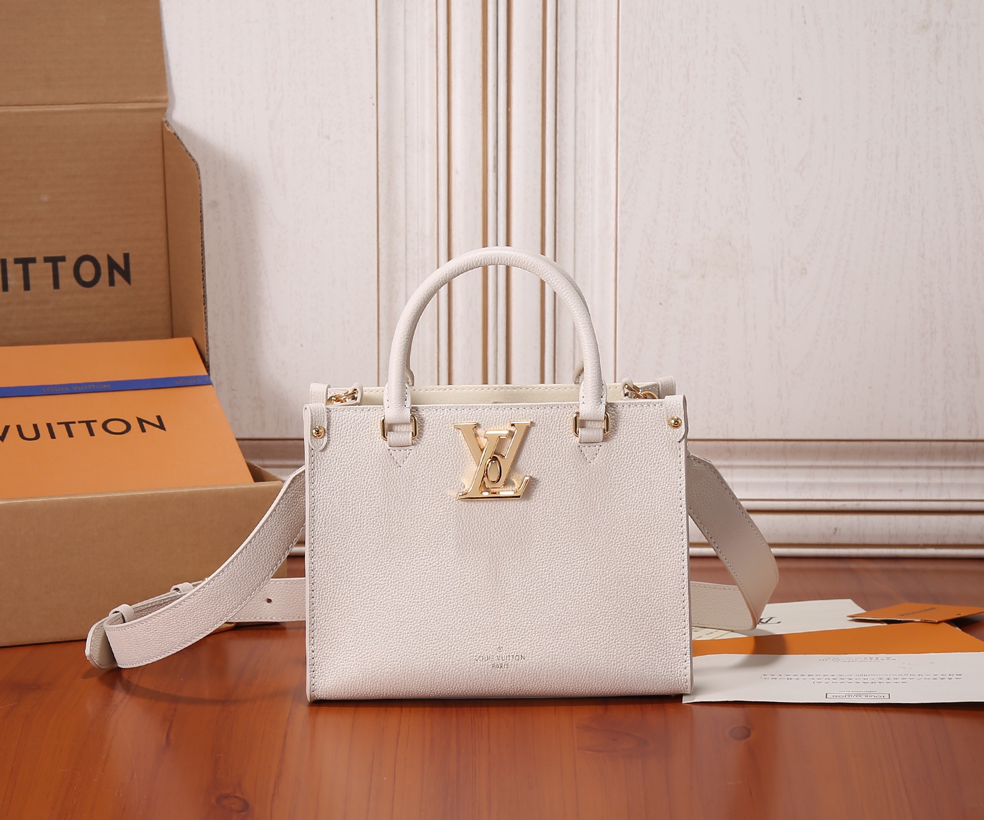 women L*ouis V*uitton Top Bag M23637