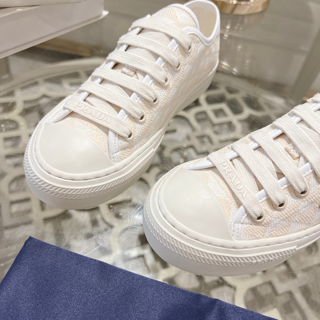 Women Top Quality P*rada shoes