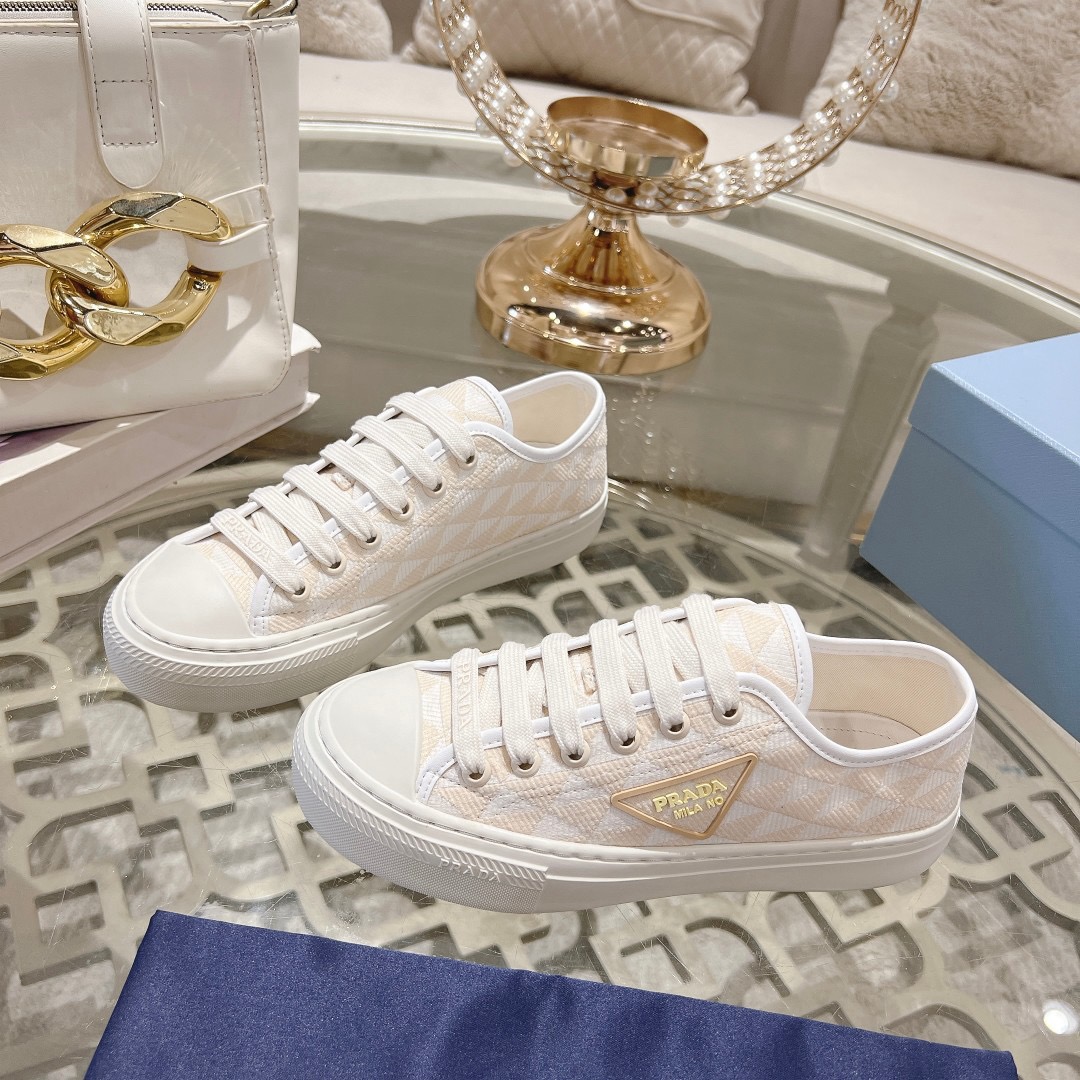 Women Top Quality P*rada shoes