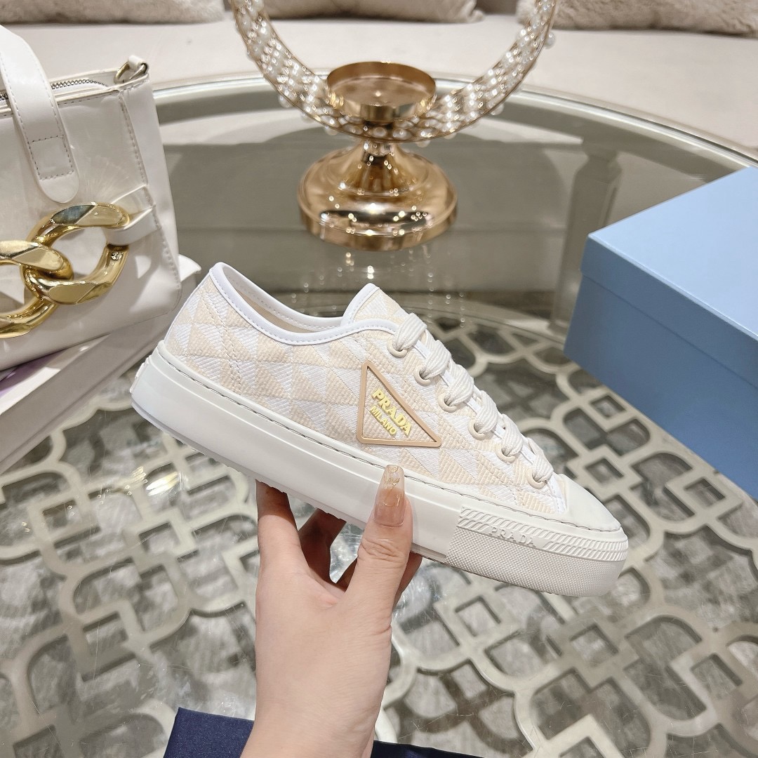 Women Top Quality P*rada shoes